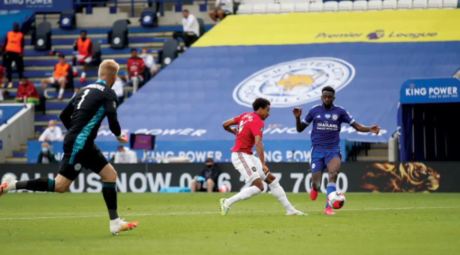 لينغارد يسجل ثاني أهداف يونايتد في مرمى ليستر ويؤمن بطاقة التأهل لدوري الأبطال (رويترز)