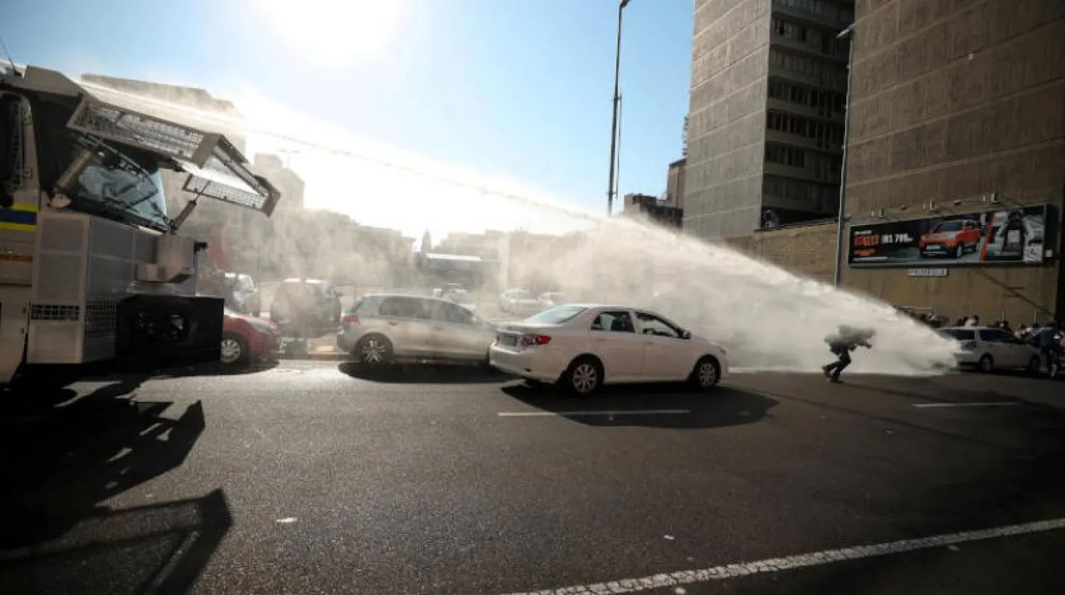 Güney Afrika'da koronavirüs nedeniyle uygulanan kapatma tedbirlerini protesto eden restoran çalışanlarına polis müdahale etti (Reuters)