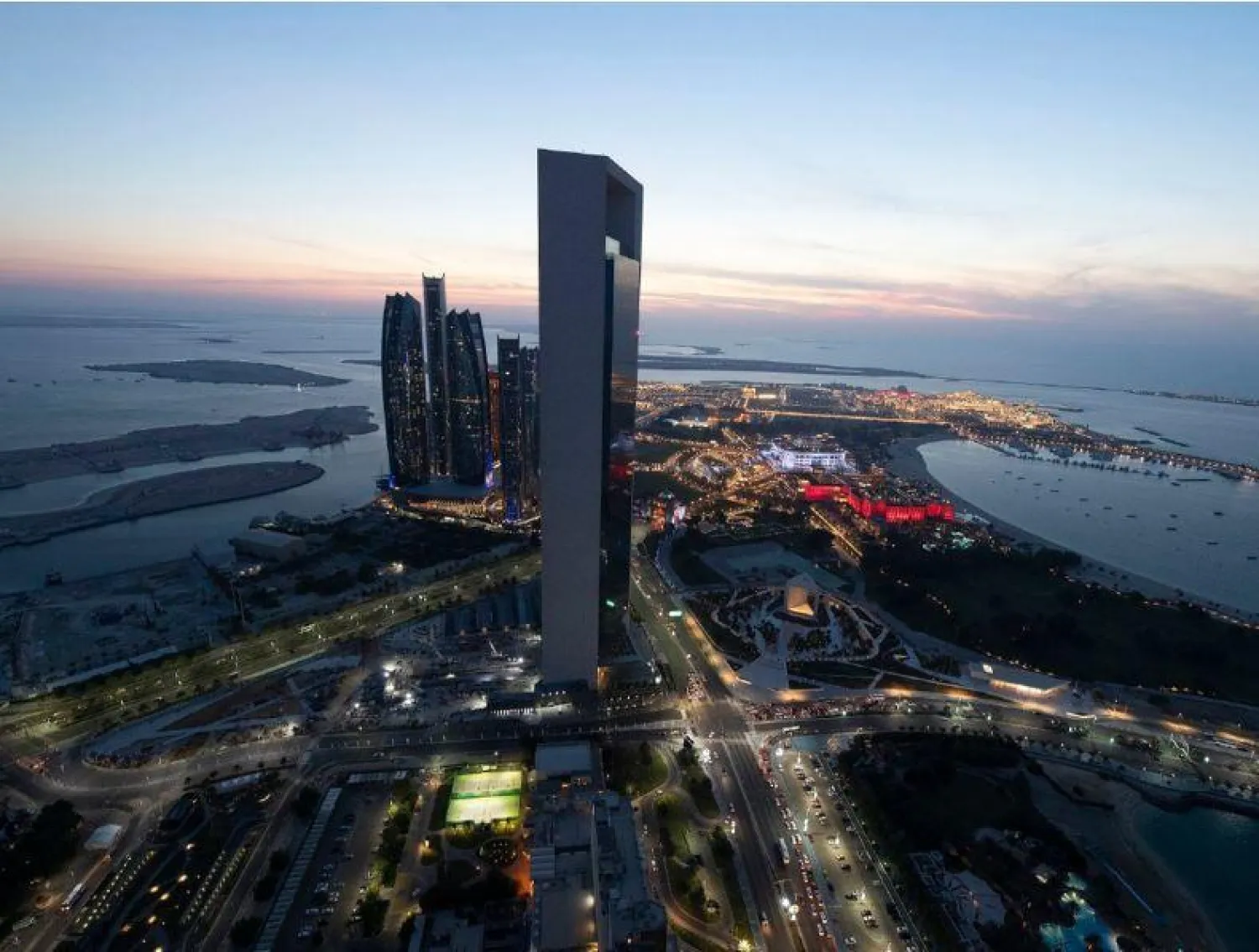 صورة عامة لمدينة أبوظبي (وام)