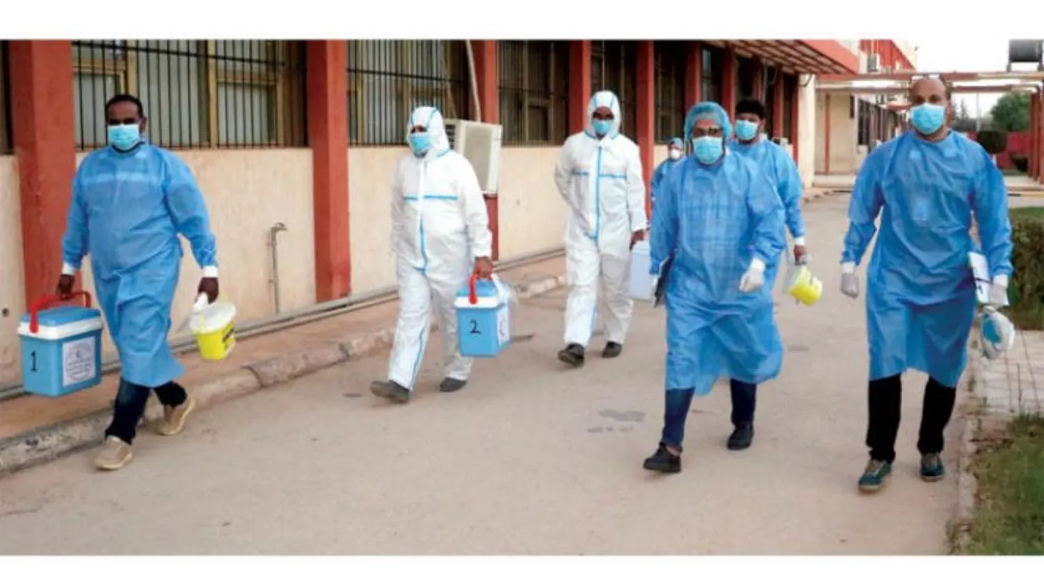 Bingazi şehrindeki “Koronavirüs İzleme ve Araştırma Ekipleri” (Koronavirüsle Mücadele Merkez Odası)