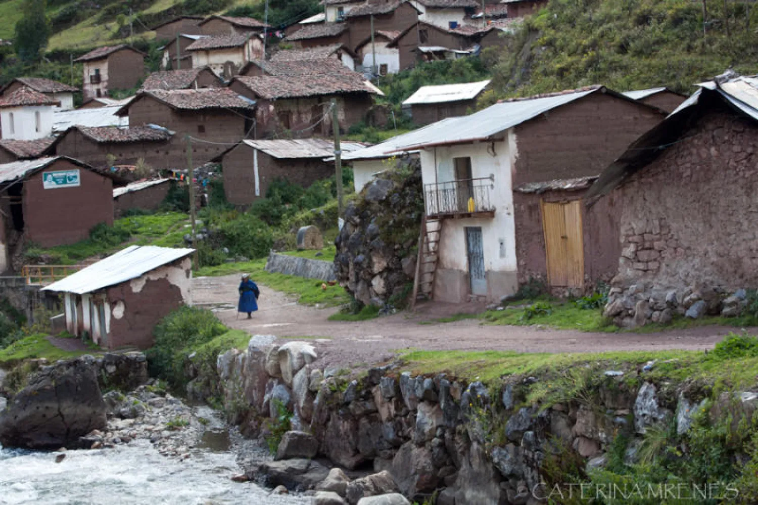 4 أطفال يتسلقون يوميا تلة عالية لمتابعة دروسهم عن بعد