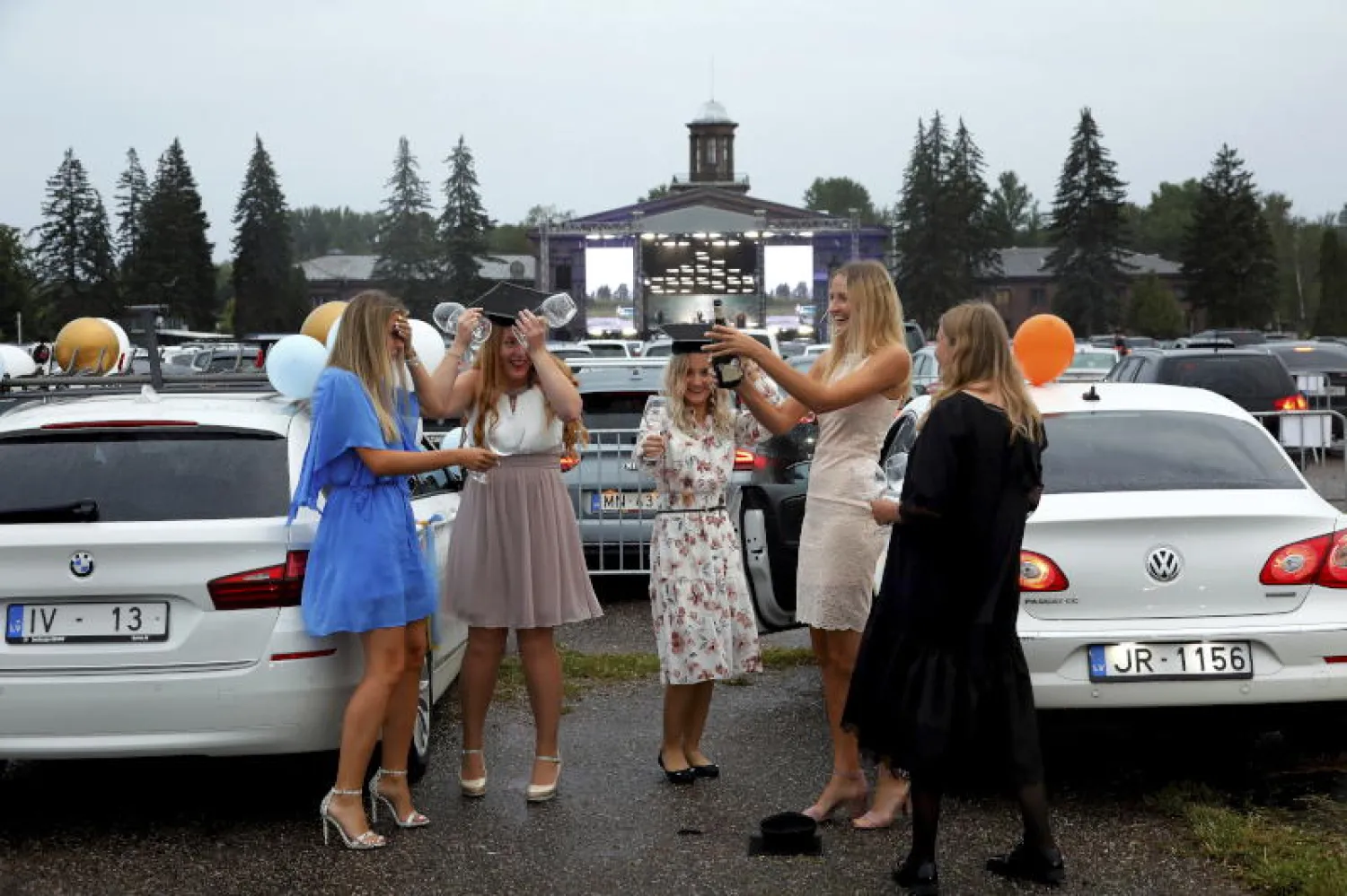 الشباب الأقل التزاماً بإجراءات «كورونا» (إ.ب.أ)