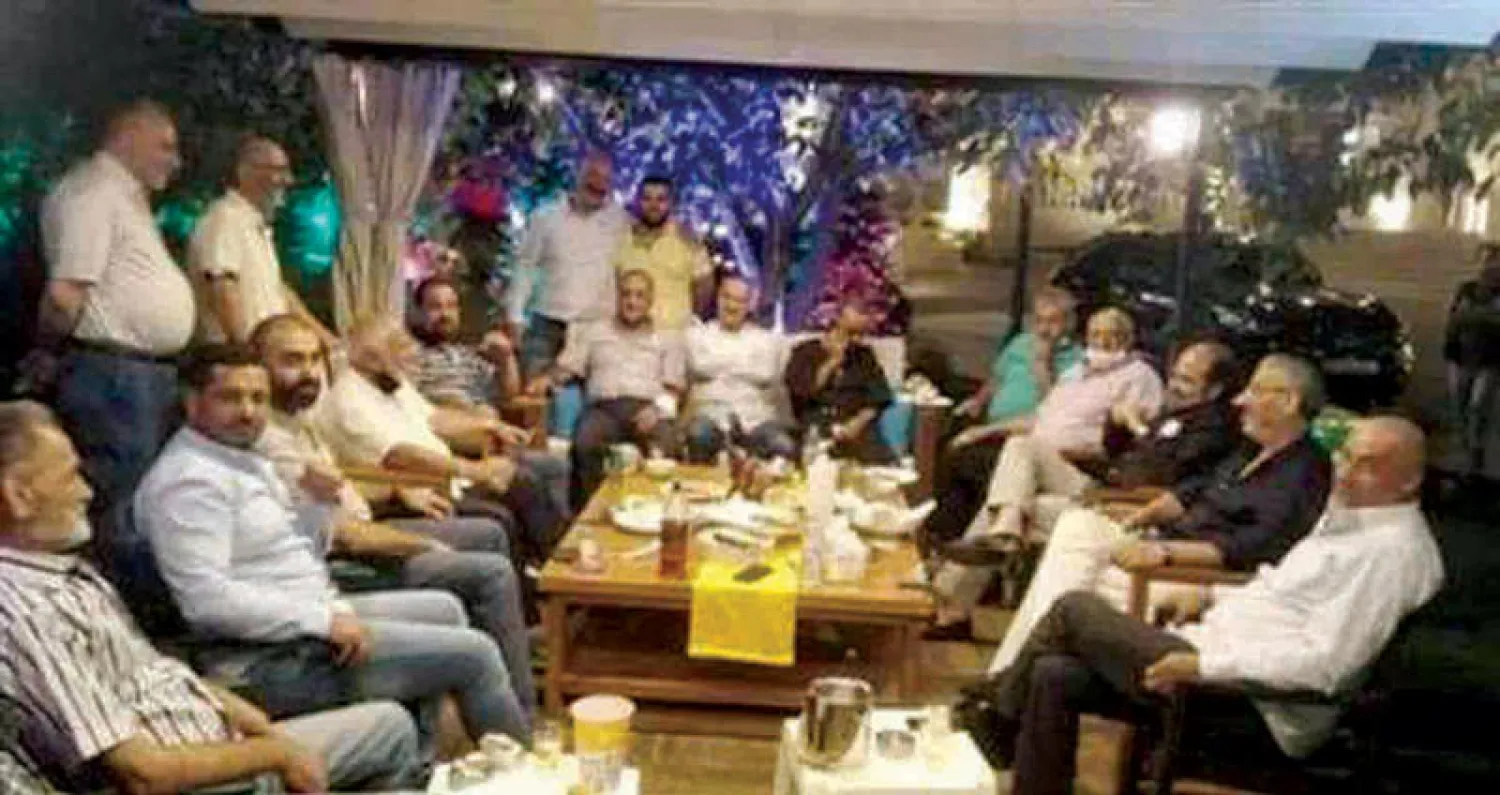 النائب جورج عقيص المصاب بـ«كورونا» في العشاء الذي شارك فيه (الوكالة المركزية)