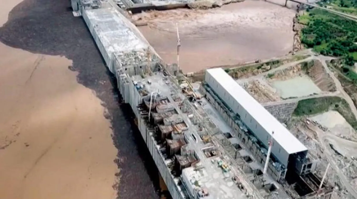 Etiyopya televizyonunda çarşamba günü Nahda Barajı rezervuarının dolum anını gösteren görüntüler yayınlandı (AFP)