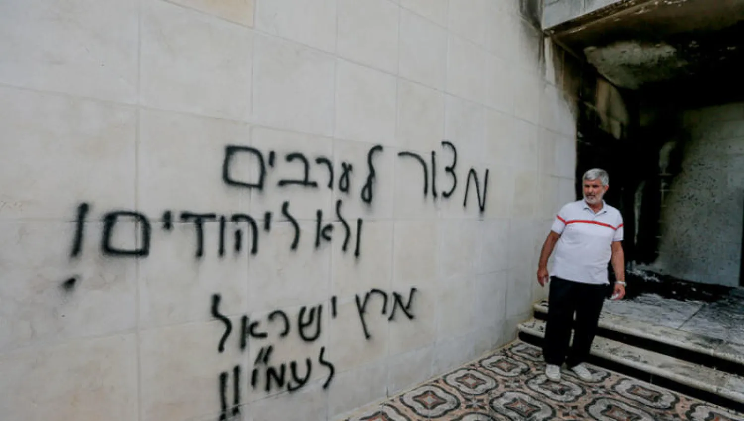 مستوطنون أحرقوا مرافق مسجد البر والإحسان وخطّوا شعارات عنصرية على جدرانه (وفا)