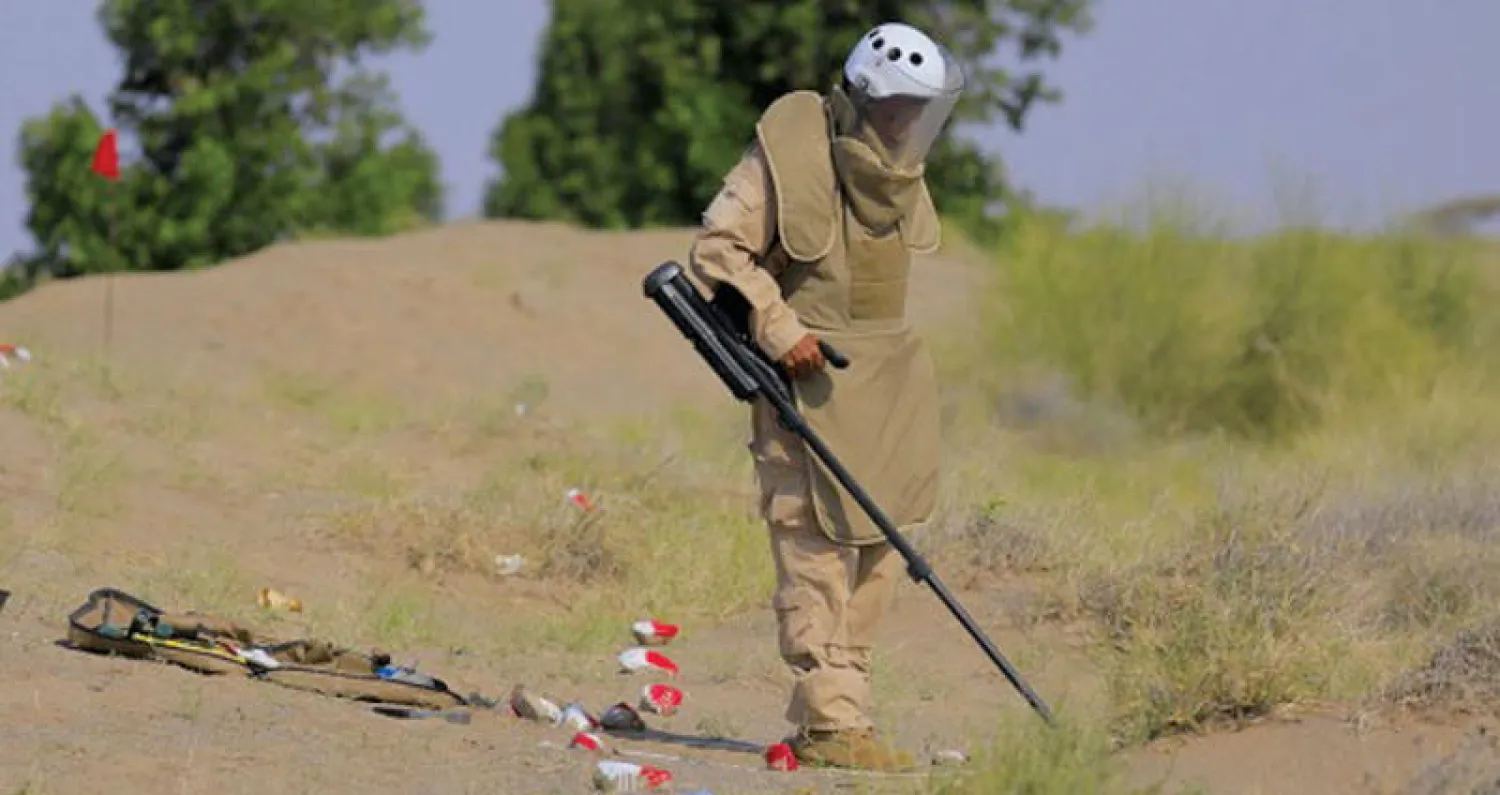 جانب من عملية نزع العبوات المتفجرة التي يعمل على تنفيذها «مسام» في محافظة تعز (حساب المشروع السعودي لنزع الألغام على «تويتر»)