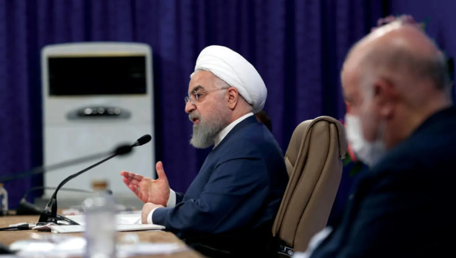 الرئيس الإيراني يتحدث لمسؤولين في صناعة البتروكيمياويات أمس... ويبدو في الصورة وزير النفط بيجن زنغنه (الرئاسة الإيرانية)