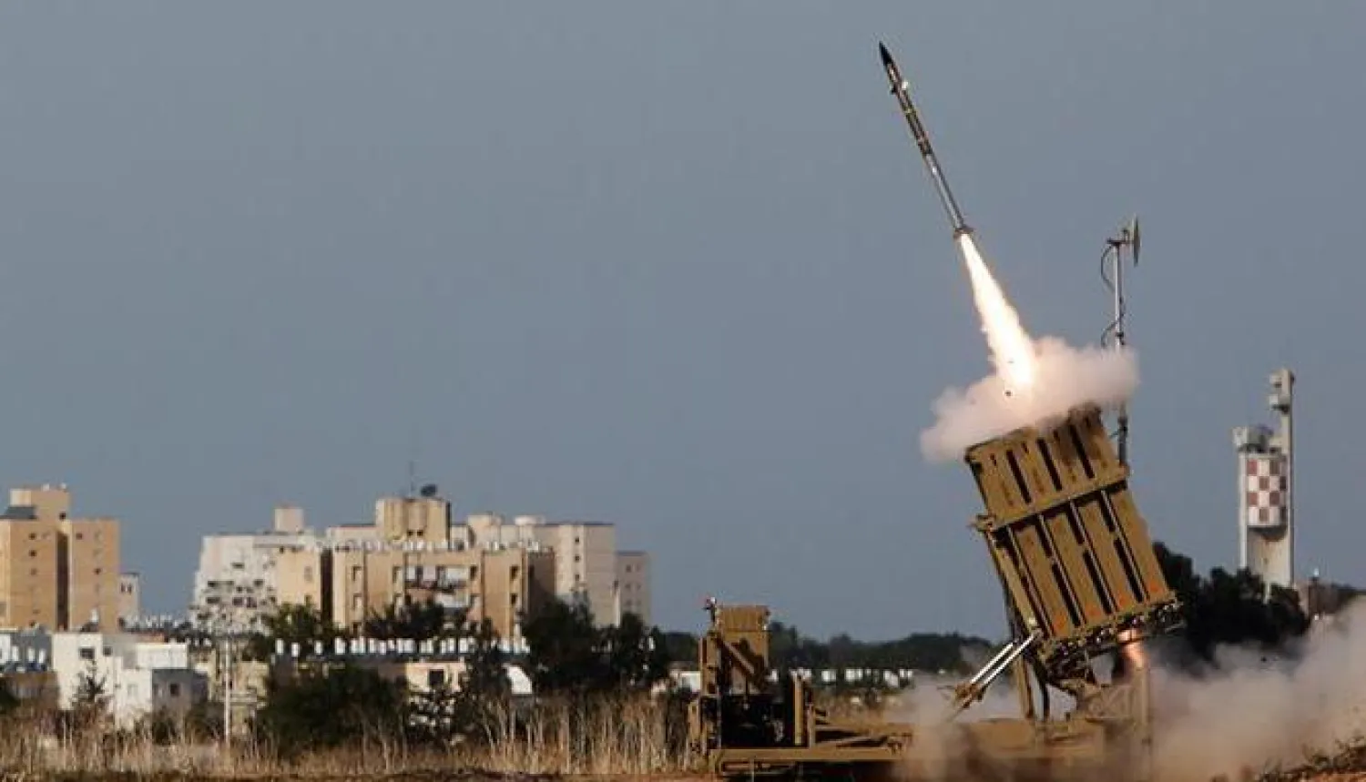 إطلاق صاروخ من منظومة القبة الحديدية للدفاع الجوي (أرشيفية - رويترز)