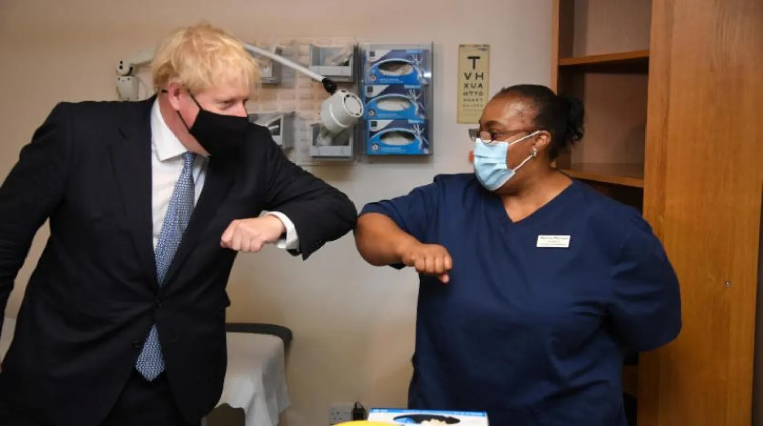 Başbakan Boris Johnson ile Londra'daki bir sağlık çalışanı arasındaki tokalaşma (Reuters)
