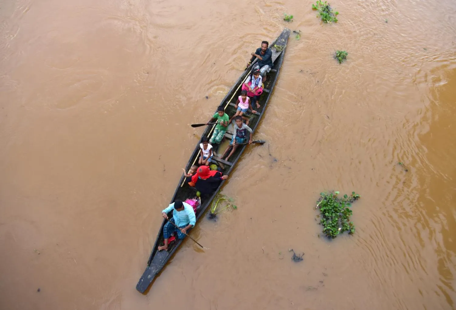  Flood-affected villagers are transported by boat to safety at Kachua village in Nagaon district, in the northeastern state of Assam, India, July 22, 2020. REUTERS/Anuwar Hazarika