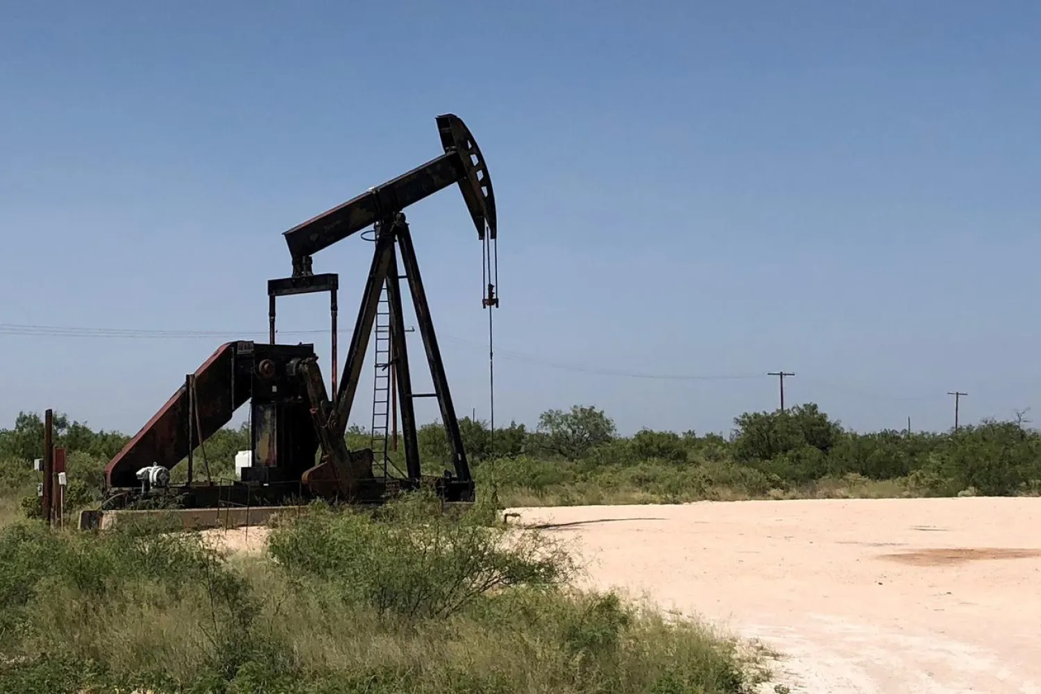 FILE PHOTO: A pumpjack is shown outside the Midland-Odessa area in the Permian basin in Texas, US, July 17, 2018. REUTERS/Liz Hampton/File Photo