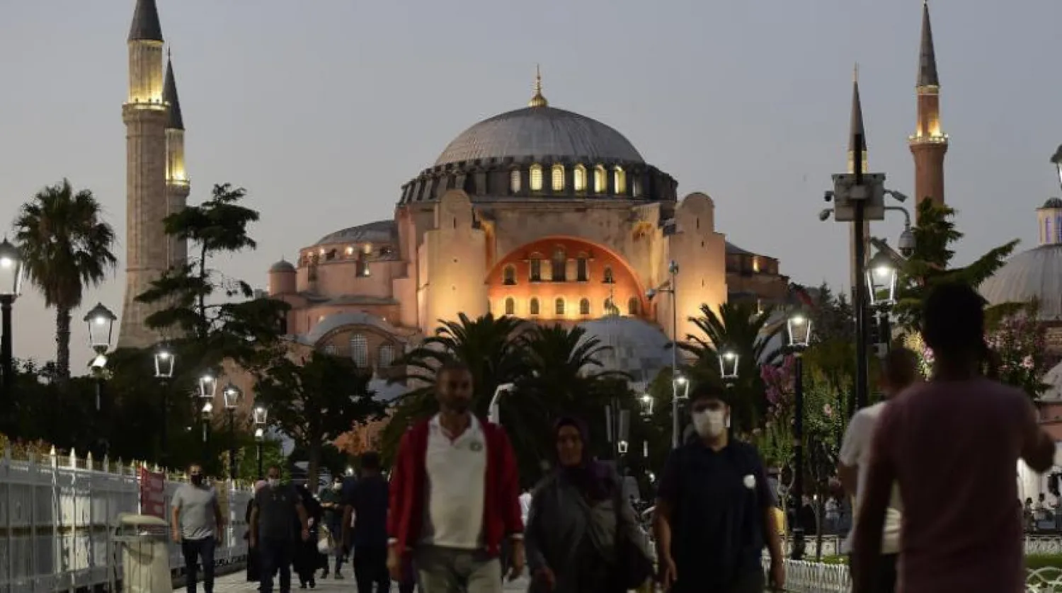 İstanbul’da Ayasofya'nın yakınlarında yürüyen insanlar (AP)
