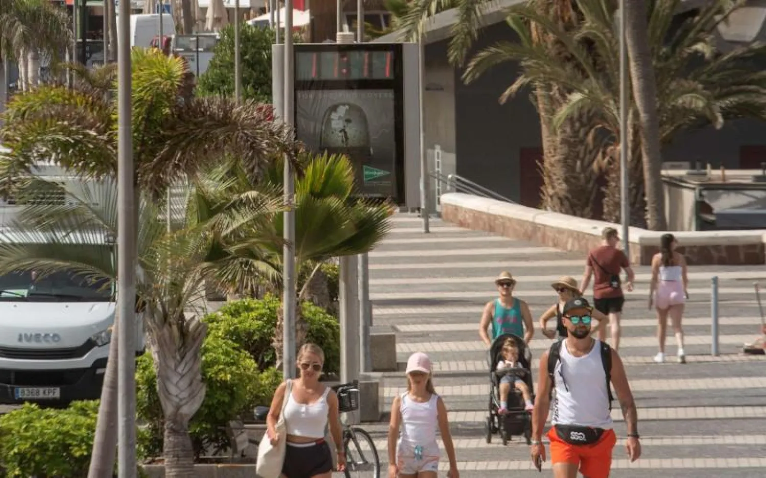 سائحون في جزيرة تينيريفي الإسبانية (رويترز)