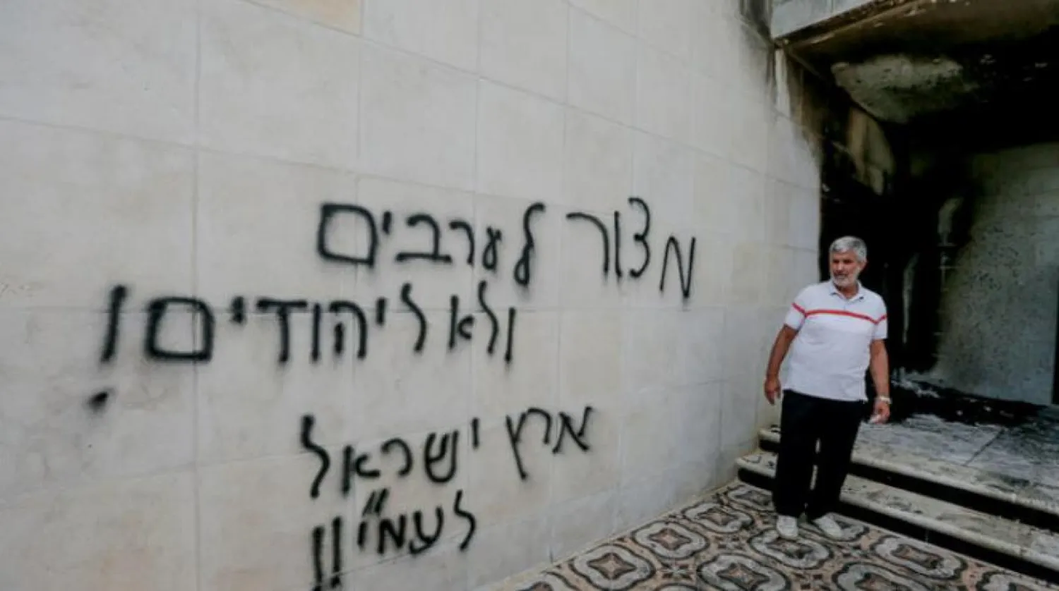 Yahudi yerleşimci El-Birr Ve'l İhsan Camisi'nin müştemilatını ateşe verdi ve cami duvarına ırkçı sloganlar yazdı (WAFA)