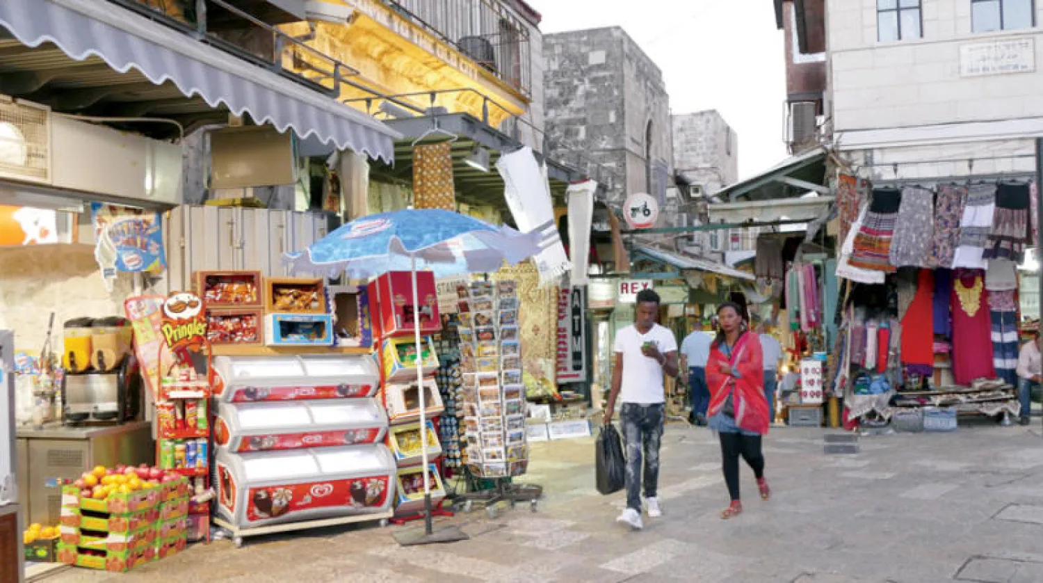 اثنان من يهود إثيوبيا المعروفين بـ«الفلاشا» يعبران بوابة يافا في القدس (غيتي)