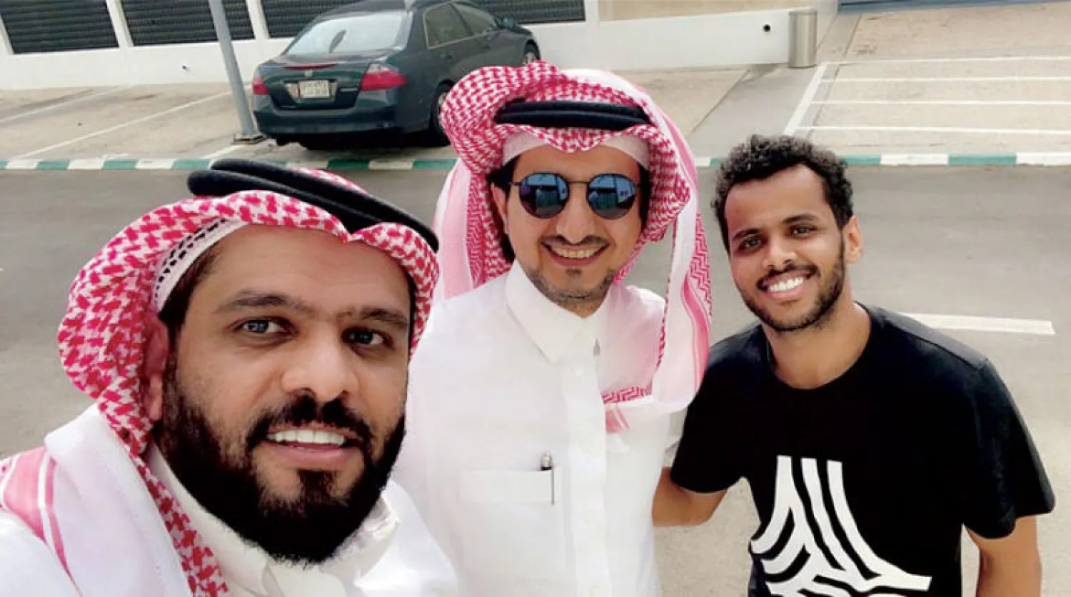 عسيري مع الحلافي بعد حسم الاتفاق بين إدارتي النصر والأهلي (الشرق الأوسط)
