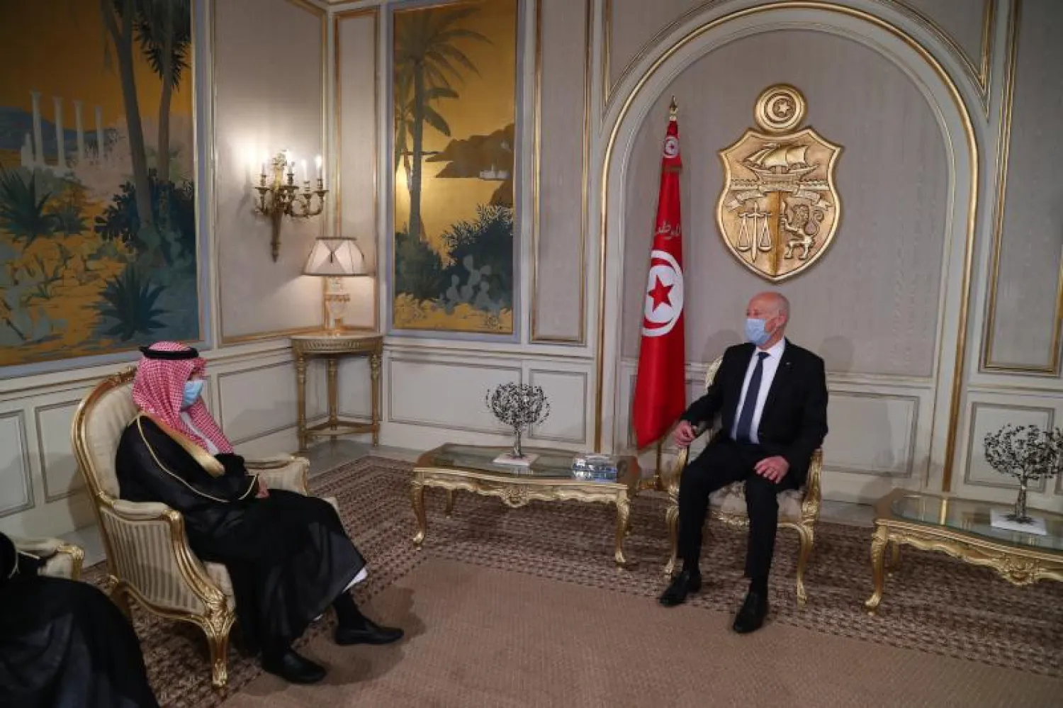 الرئيس التونسي قيس سعيد لدى استقباله وزير الخارجية السعودي الأمير فيصل بن فرحان في قصر قرطاج (الخارجية السعودية)