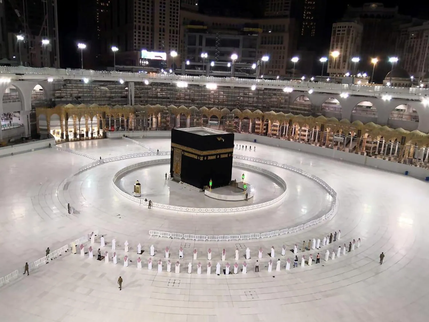 A small group of worshippers pray at the Kaaba in the Grand Mosque while practicing social distancing during the holy month of Ramadan, in the holy city of Makkah, Saudi Arabia May 4, 2020. (Reuters)