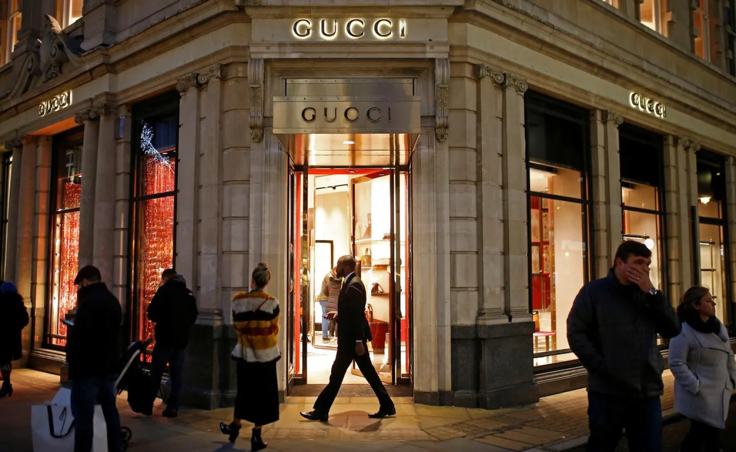 Festive lights decorate the Gucci store on New Bond Street as shoppers do Christmas shopping in central London, Britain, December 16, 2018. (Reuters)