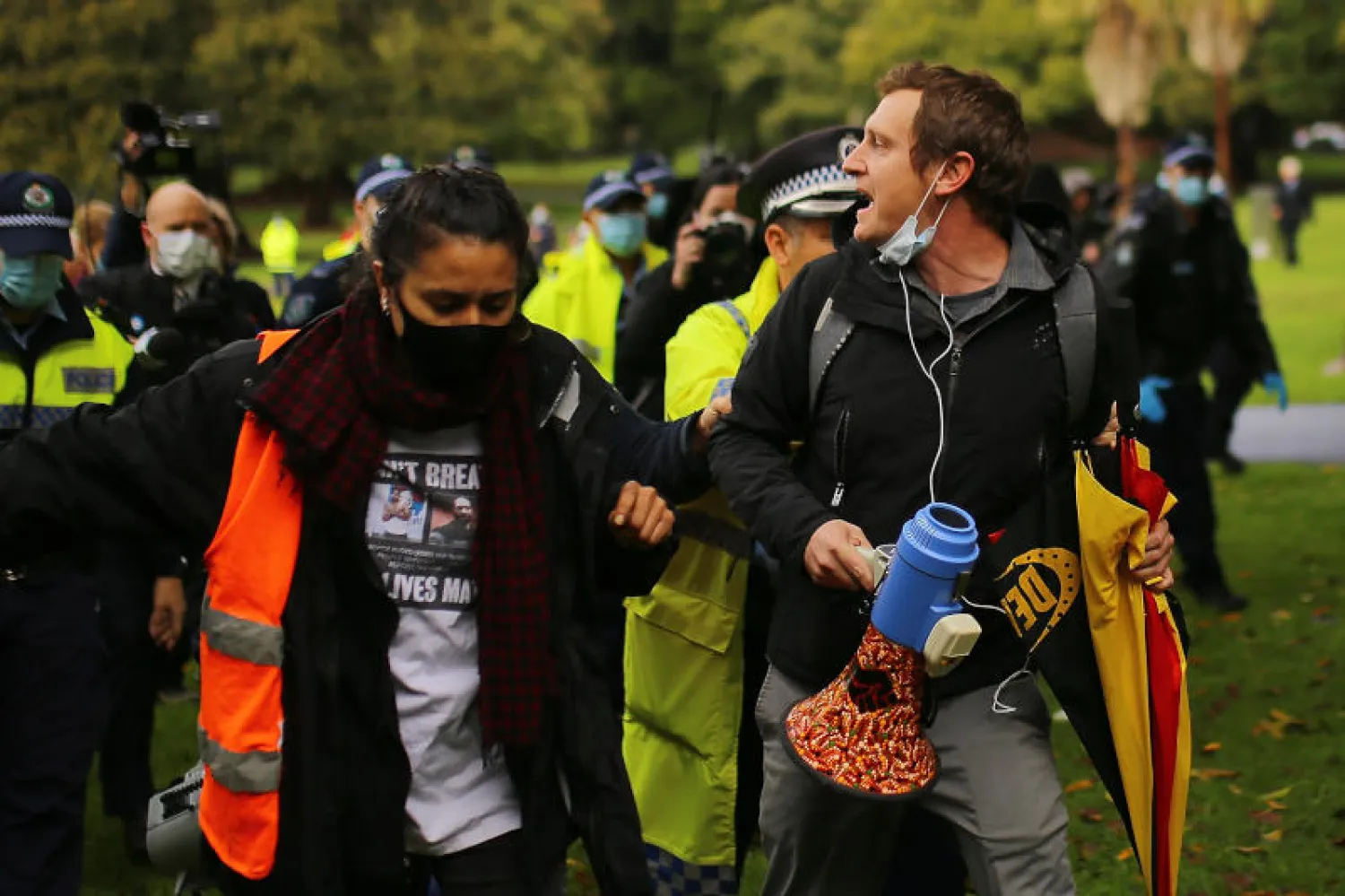 المنظم بادي غيبسون (يمين) تعتقله الشرطة الى جانب آخرين في سيدني (د.ب.أ)