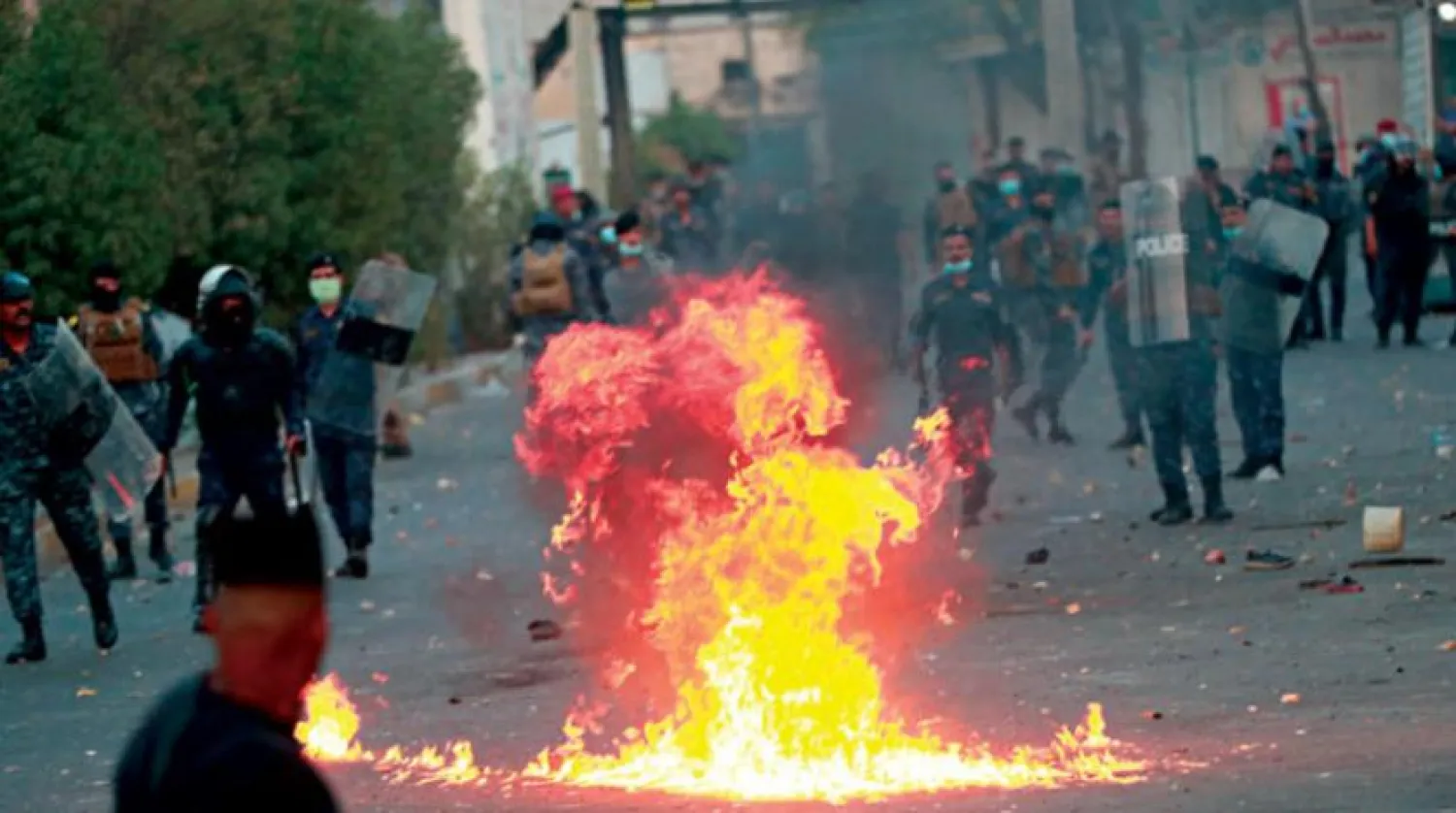 Güvenlik güçleri Bağdat’taki Tahrir Meydanı’nda toplanan protestocuları dağıtmaya çalışıyor (AP)