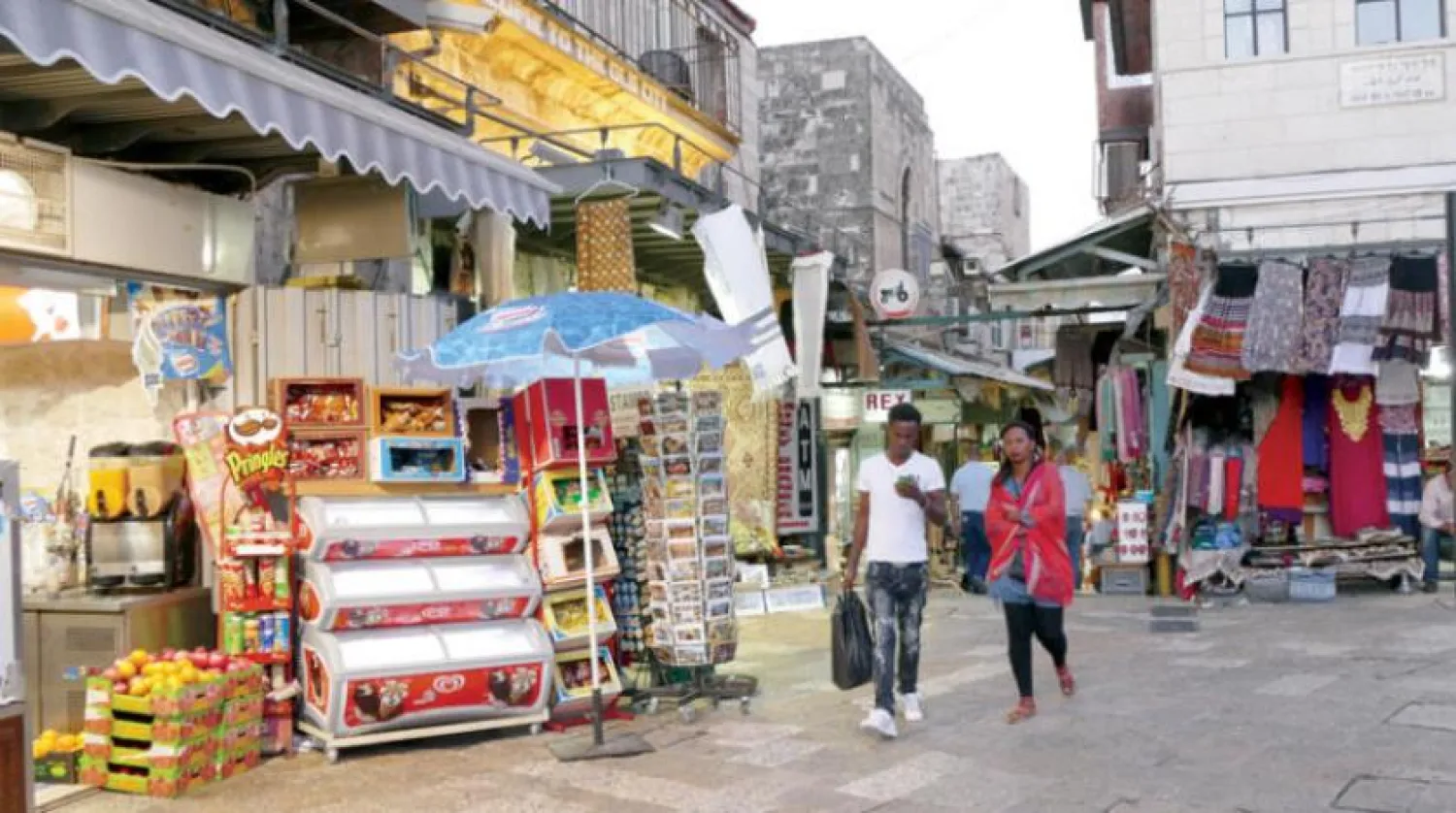 Falaşa Yahudileri’ne mensup iki Etiyopyalı Kudüs’teki Yafa Kapısı’ndan geçiyor (Getty İmages)