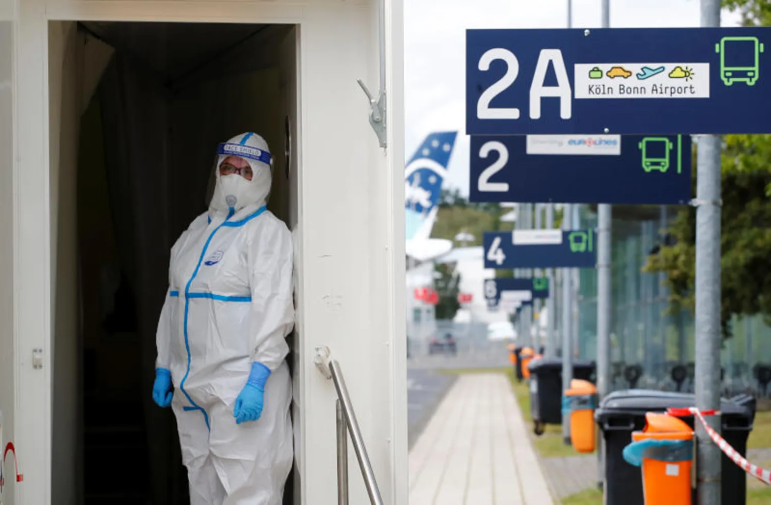 طبيب في مركز فحص المسافرين بمطار كولونيا في ألمانيا (رويترز)