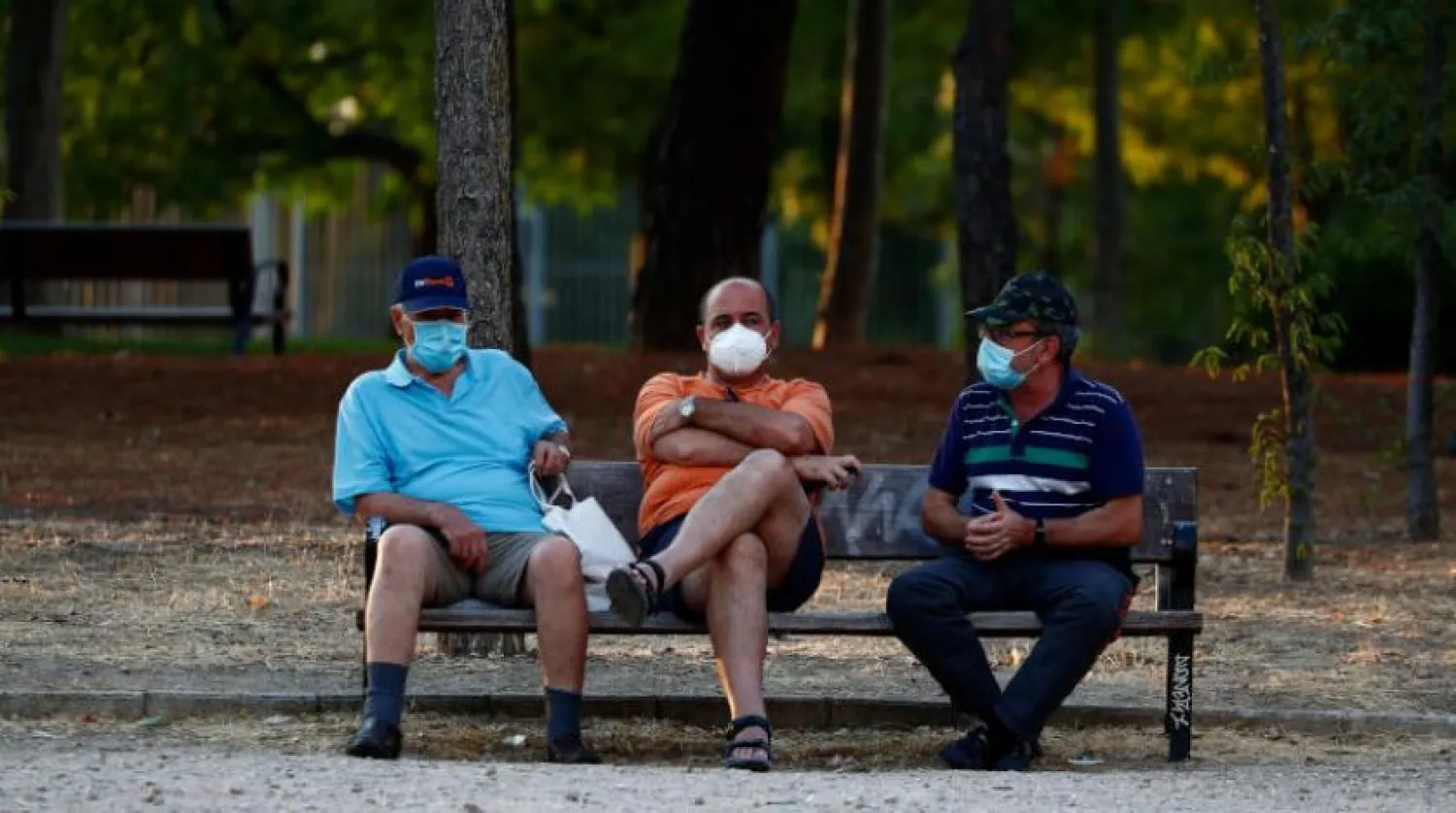 Madrid’deki parklardan birinde maske takan insanlar (Reuters)