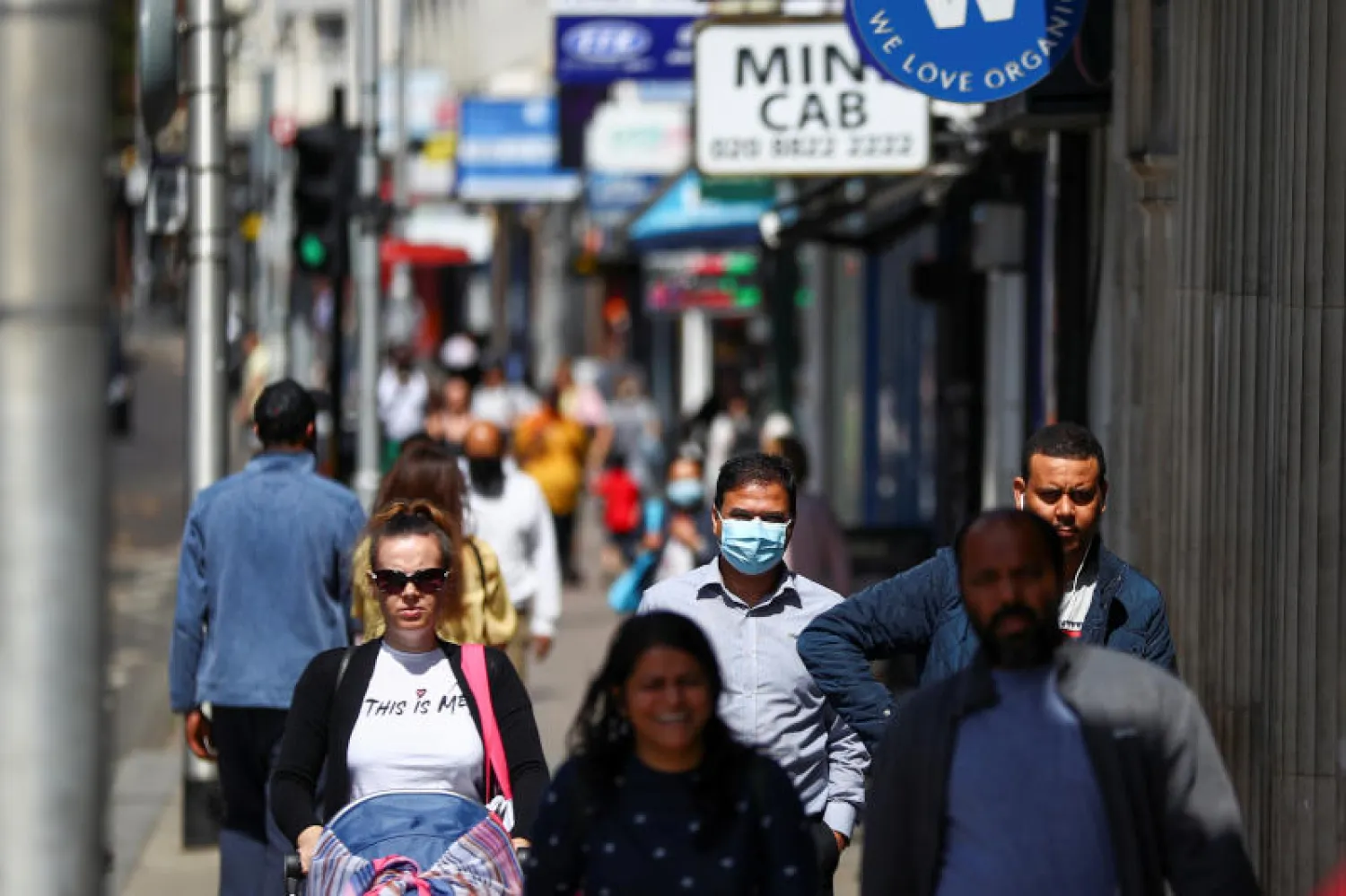 مارّة في أحد شوارع إيلفورد بشرق لندن (رويترز)