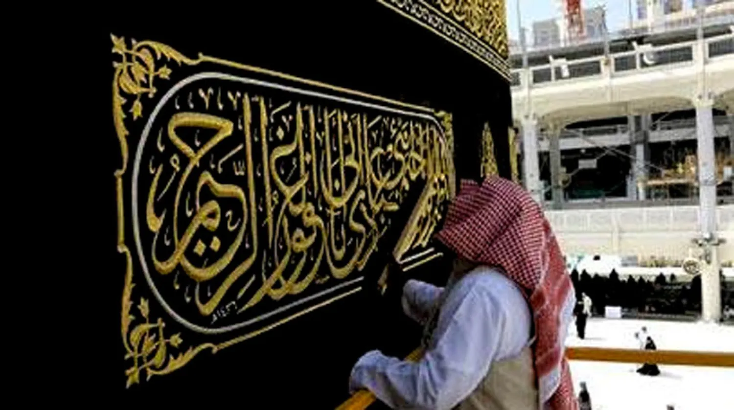 40 صانعاً يُلبسون الكعبة كسوتها الجديدة