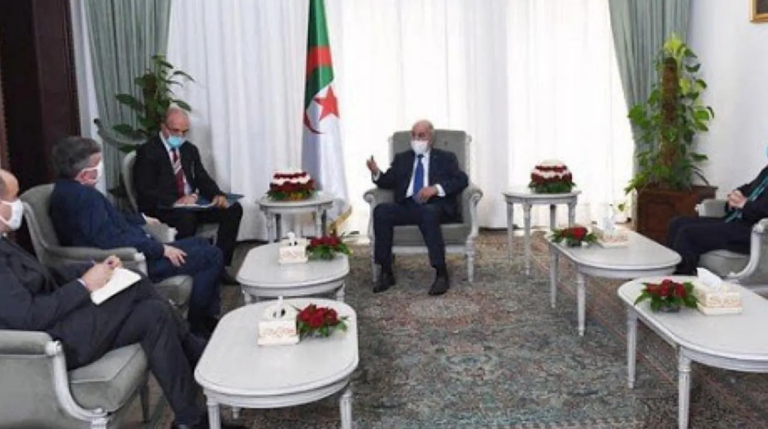 Cezayir Cumhurbaşkanı Abdulmecid Tebbun, ABD’nin Cezayir Büyükelçisi John Desrocher’i kabul etti (Resmi Haber Ajansı)
