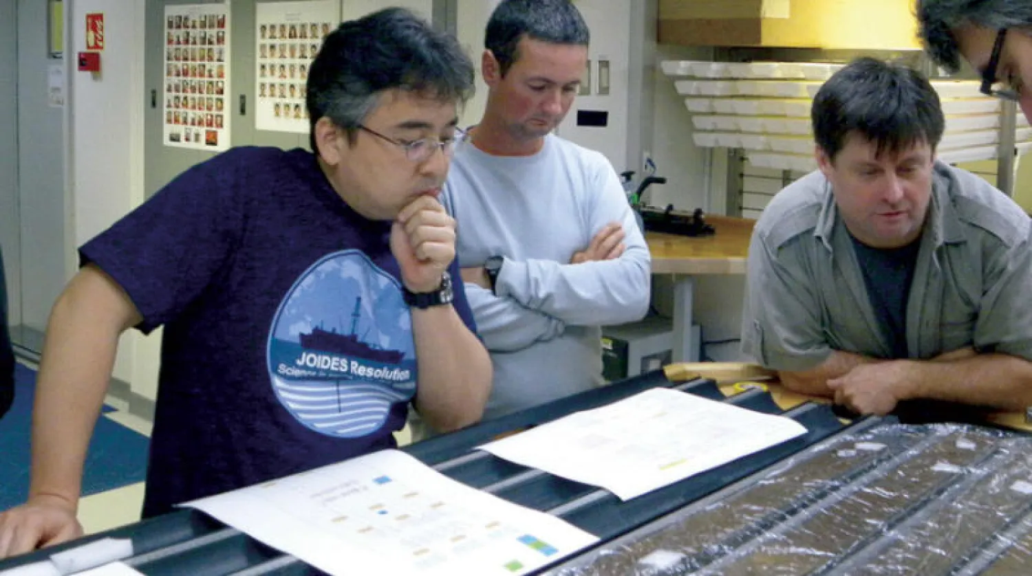 الباحثون على متن سفينة البحث