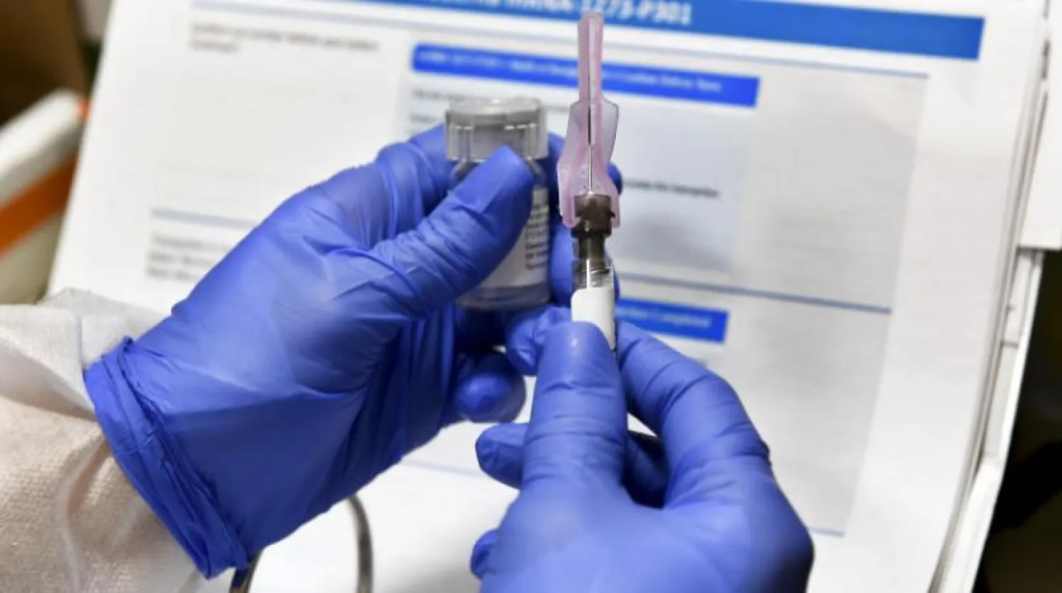 Bir hemşire ABD'li ilaç şirketi Moderna ile Ulusal Alerji ve Bulaşıcı Hastalıklar Enstitüsü (NIAID) iş birliğinde geliştirdiği aşıyla (AP)