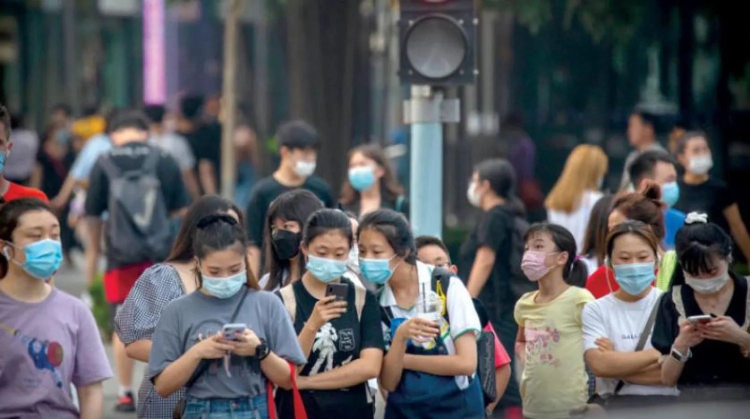 Pekinlilerin halka açık yerlerde maske takması gerekiyor. (AP)