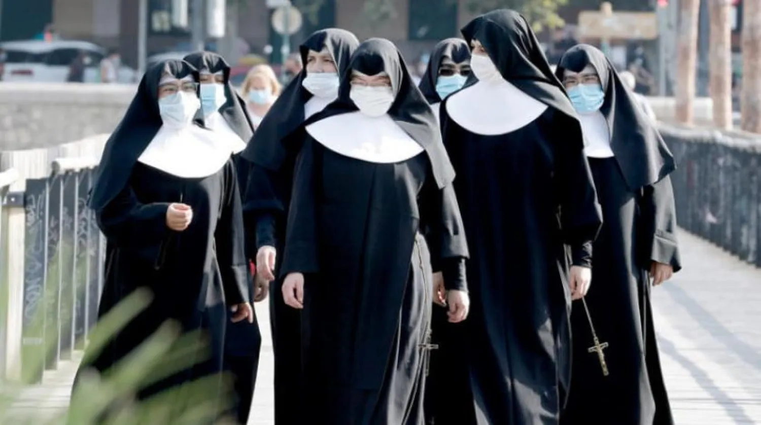 Valencia’daki bir sokakta maske takan rahibeler (EPA)