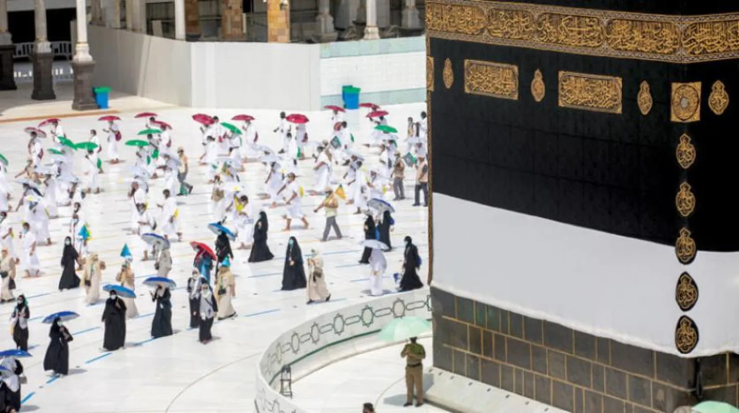 Pilgrims moving around the Kaaba and showing their commitment to social distancing as part of the exceptional procedures witnessed by the pilgrimage season this year, Asharq Al-Awsat 
