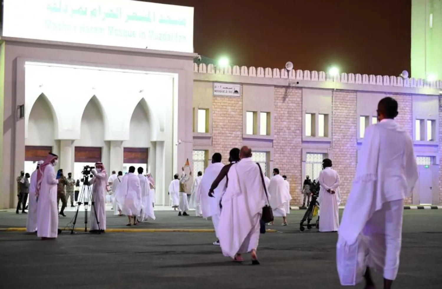 الحجاج أدوا صلاتي المغرب والعشاء جمعاً وقصراً في مسجد المشعر الحرام بمزدلفة (واس)