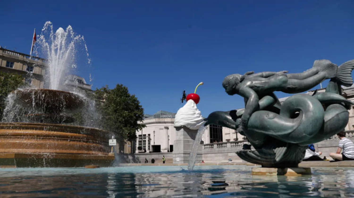 عمل «النهاية (ذي إند)» للفنانة هيذر فيليبسون على العمود الرابع بساحة «ترافالغار» في لندن (أ.ب)