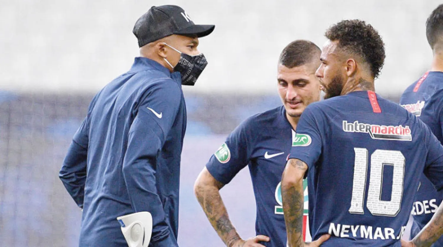 مبابي أبرز الغائبين عن سان جيرمان على عكاز متحدثاً إلى نيمار وفيراتي (أ.ف.ب)