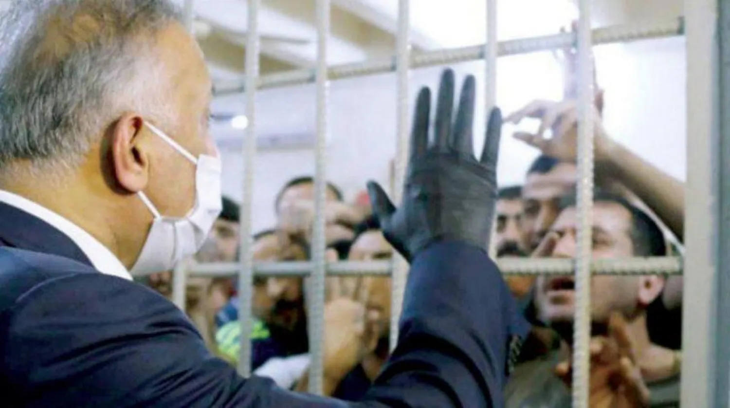 Kazimi, ziyaret sırasında tutuklularla konuşuyor (INA)