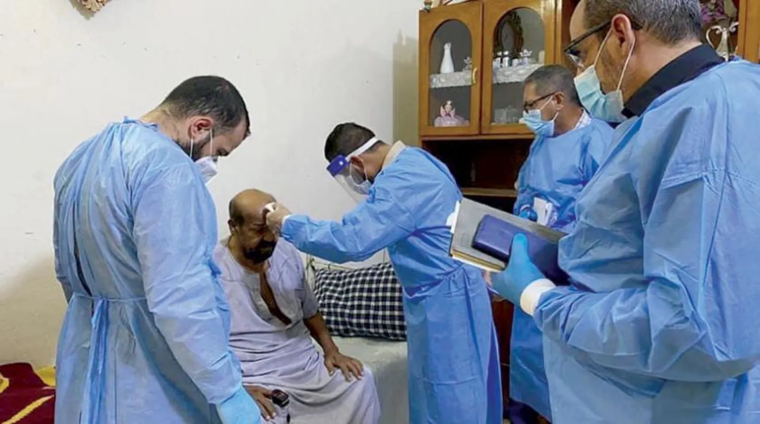 El-Karh’taki Saba el-Bur Merkezi’nde bir koronavirüs vakasının durumunu takip eden sağlık çalışanları. (Irak Sağlık Bakanlığı Twitter)