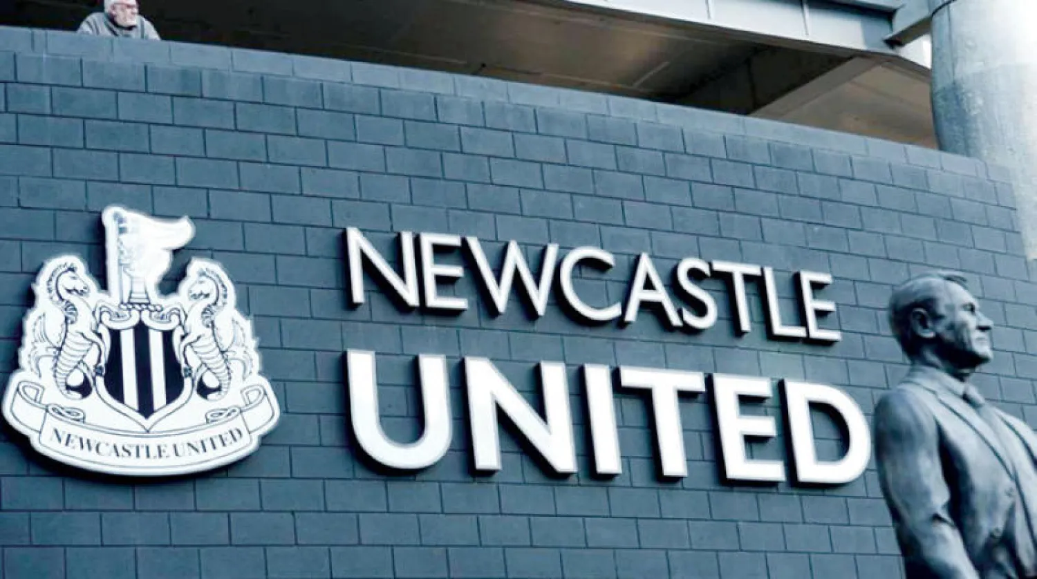جماهير نيوكاسل غاضبة من استمرار هيمنة رجل الأعمال البريطاني مايك آشلي على النادي (الشرق الأوسط)