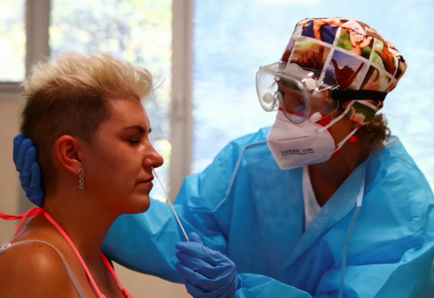 سيدة تخضع لفحص «كورونا» في العاصمة الإسبانية مدريد (رويترز)