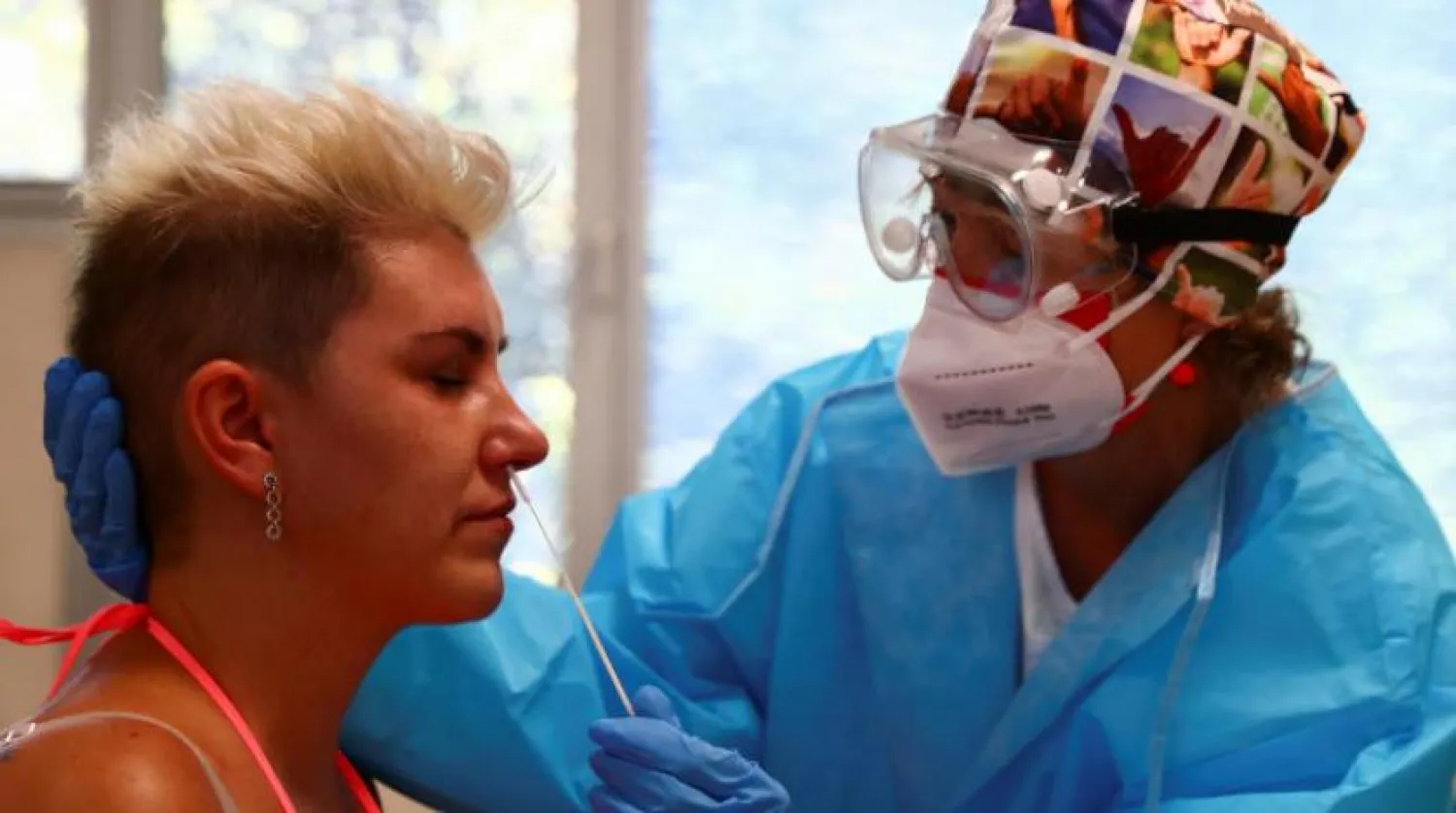 İspanya’nın başkenti Madrid’de koronavirüs testi yapılan bir kadın (Reuters)