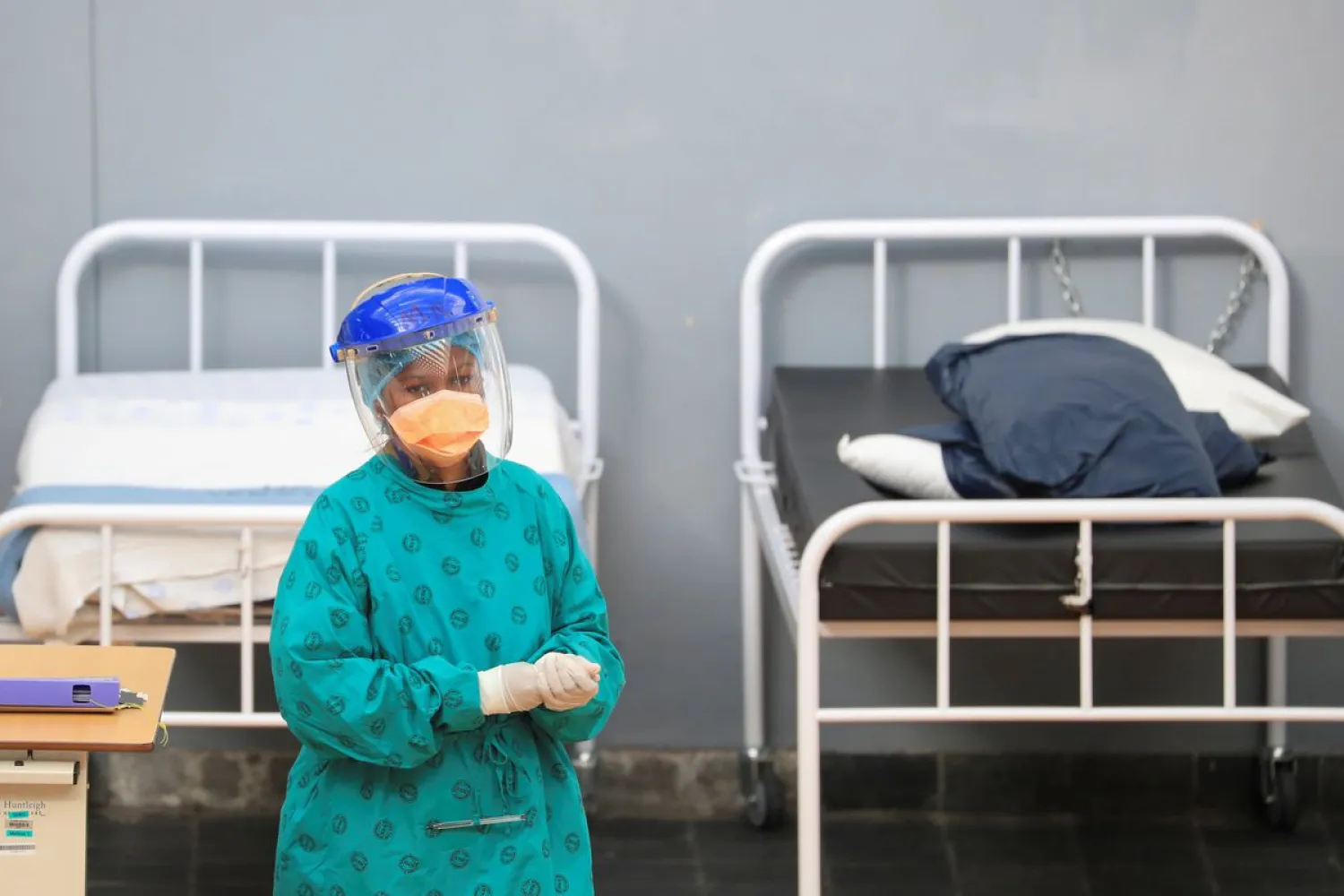 A health worker walks between beds at a temporary field hospital set up by Medecins Sans Frontieres, in Khayelitsha township near Cape Town, South Africa, on July 21, 2020. Photo: Mike Hutchings/Reuters