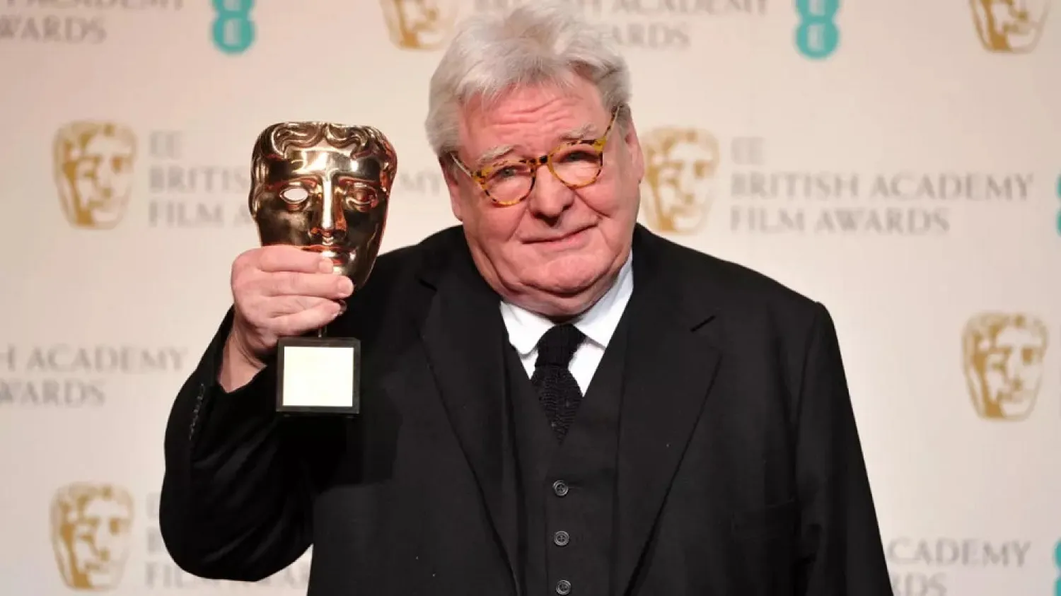 British film director Alan Parker poses with his BAFTA fellowship award during the annual BAFTA British Academy Film Awards at the Royal Opera House in London, UK, on February 10, 2013. (AFP)