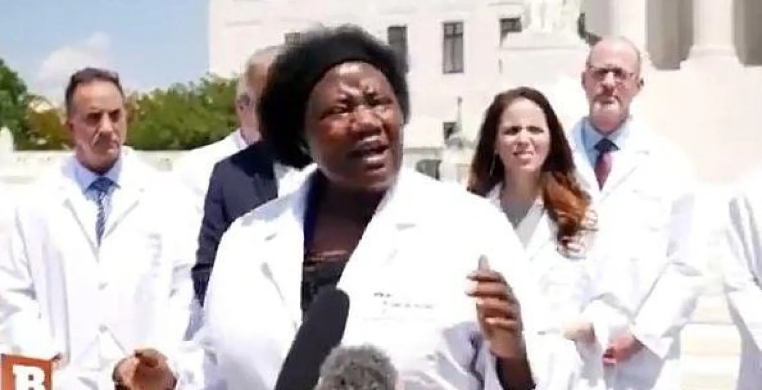 لقطة من فيديو قامت فيه ستيلا إيمانويل بالترويج لهيدروكسي كلوروكين لعلاج «كورونا»