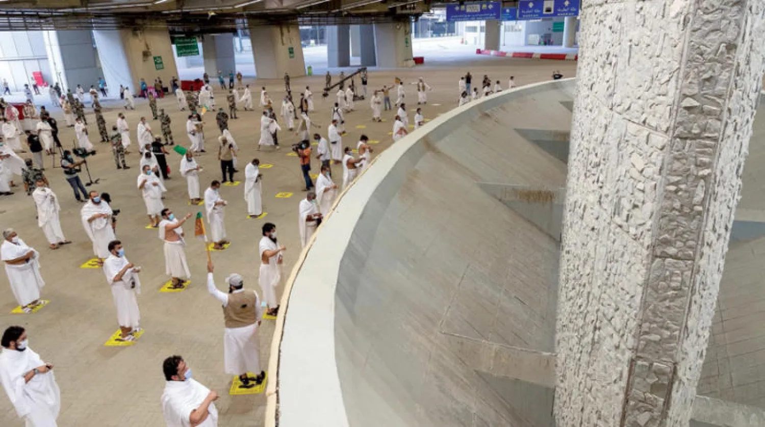 حجاج يرمون جمرة العقبة (أ.ف.ب)