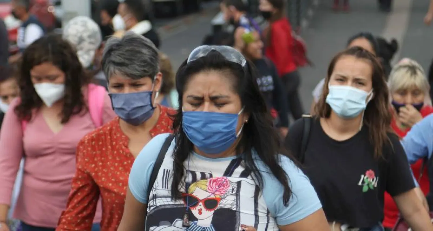 نساء في المكسيك يضعن أقنعة واقية وسط تفشي كورونا (د.ب.أ)