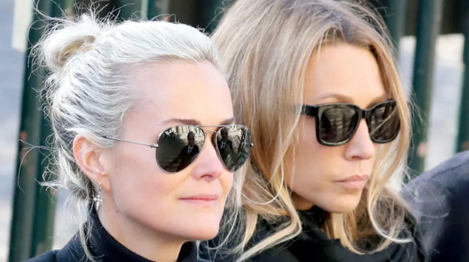 ليتيسيا زوجة المغني الراحل جوني هاليداي وابنته لورا (أ.ف.ب)